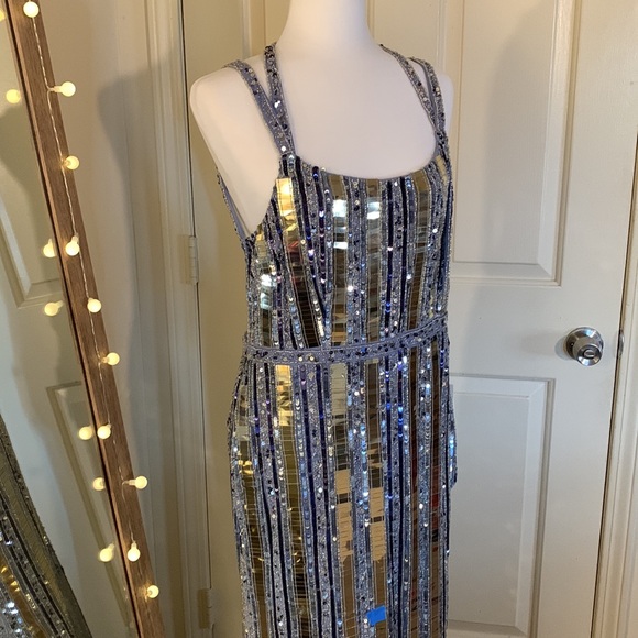 MAC DUGGAL
Halter Neck Embellished Detailed Back Gown - Picture 6 of 17